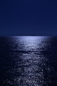 Le reflet de la lune dans la mer la nuit