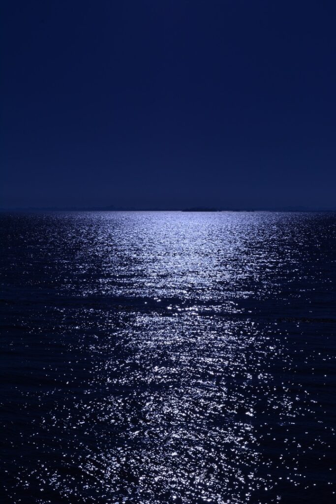 Le reflet de la lune dans la mer la nuit